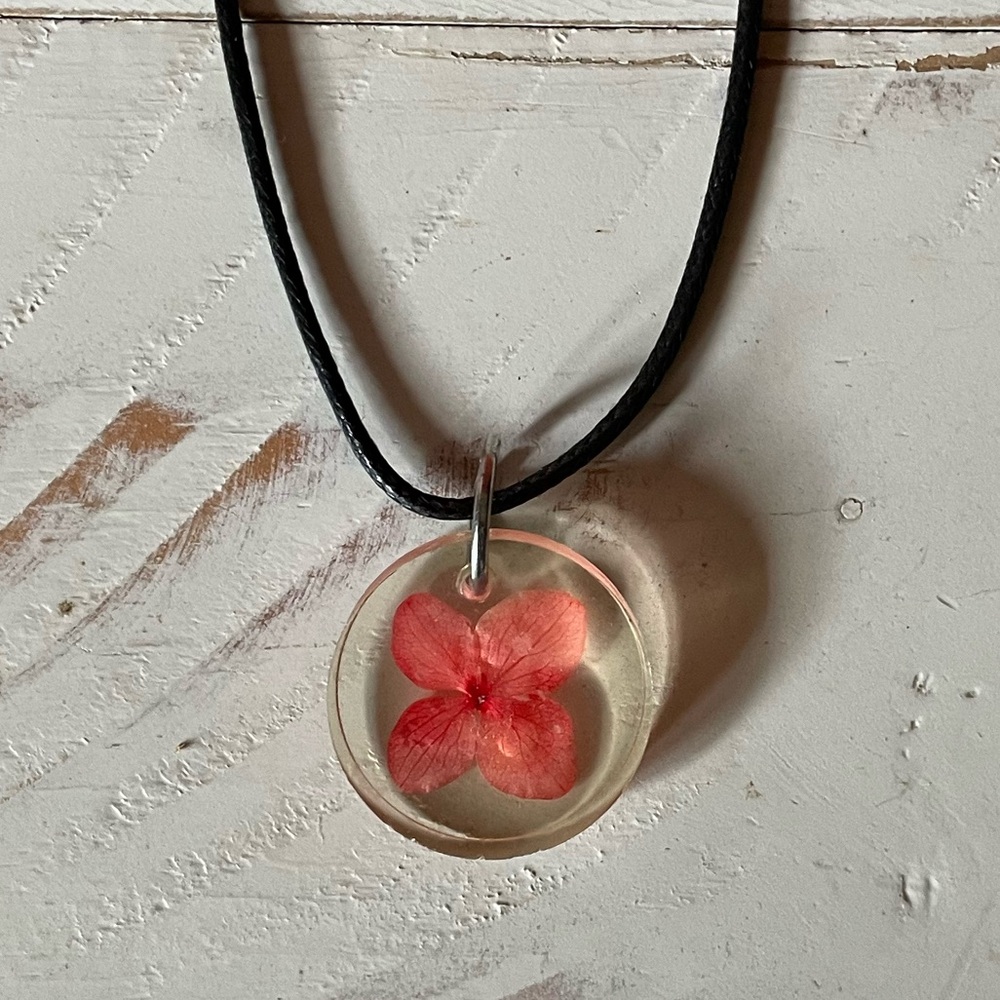 FREE WITH PURCHASE Resin Floral Pendant Necklace